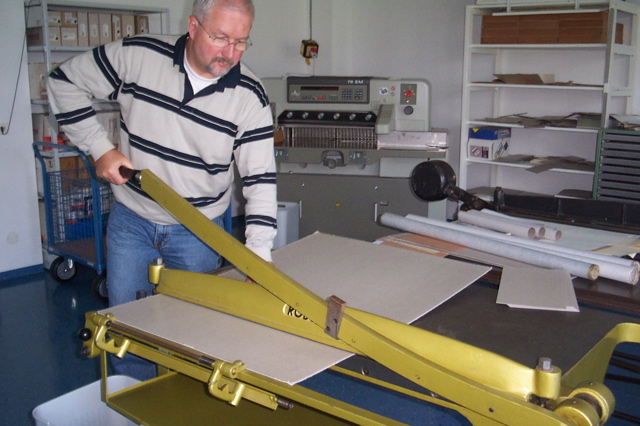 Buchbinden_1SchneidenDeckl2