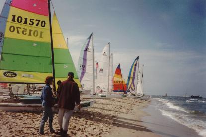 Texel: Aufbauen der Katamarane am Strand